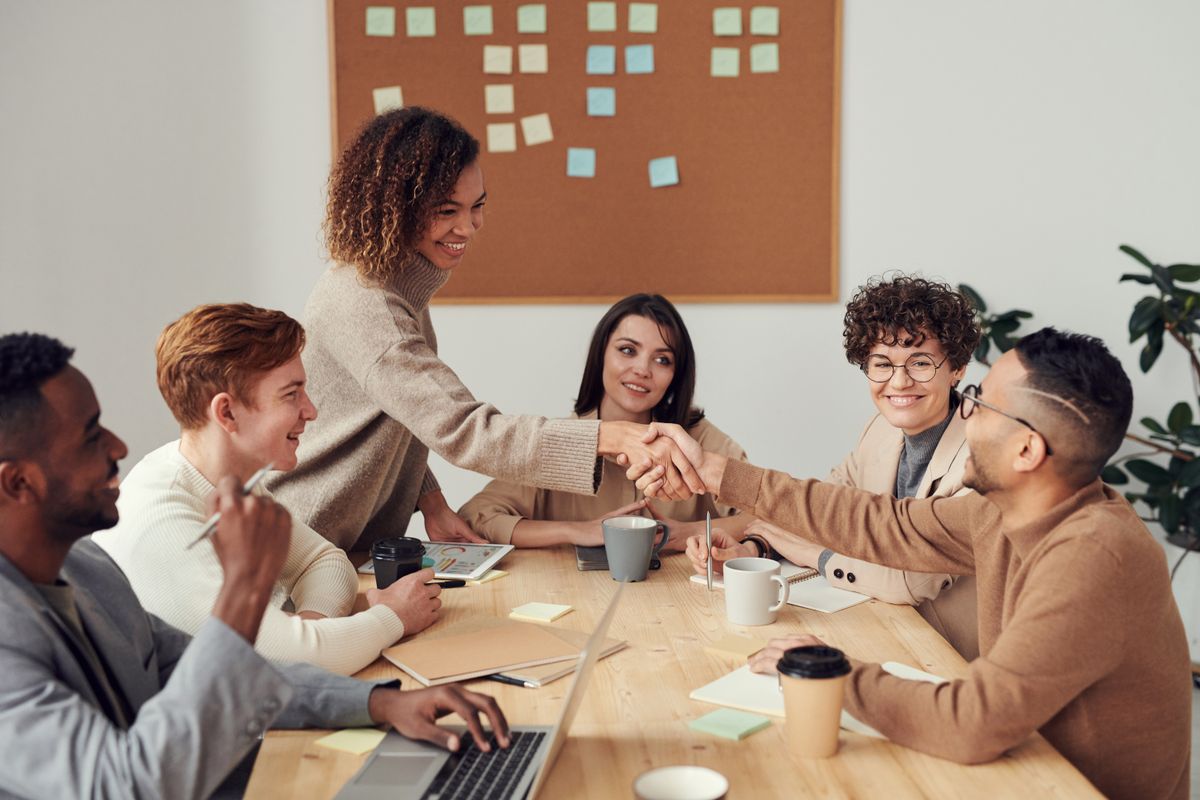 تحليلات الأداء: افهم زياراتك ونقراتك بوضوح